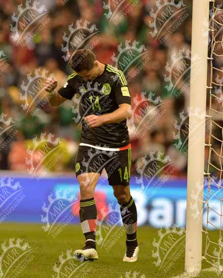 Javier Hernández, El Chicharito, celebrando gol, ojos cerrados y cabeza agachada